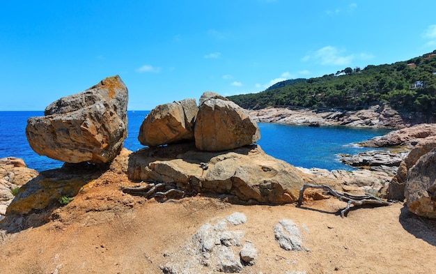 Grote rotsblokken aan de kust en de rotsachtige kustlijn van de Middellandse Zee zomer uitzicht (in de buurt van Tamariu baai, Costa Brava, Catalonië, Spanje.