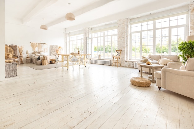 Grote ruime kamer met een trendy loft-inrichting