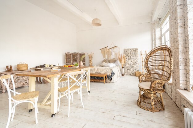 Grote ruime kamer met een trendy loft-inrichting