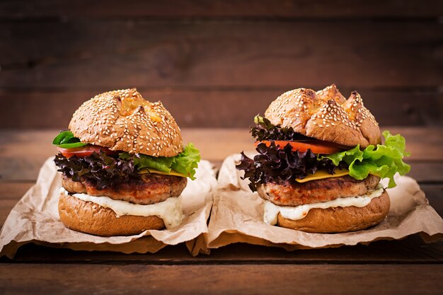 Grote sandwich - hamburger met sappige kalkoenburger, kaas, tomaat en tartaarsaus