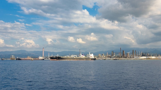 Grote schepen in industriezone in Milazzo op Sicilië