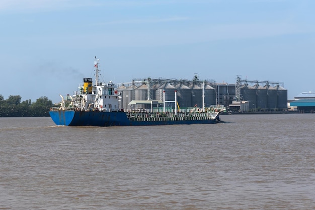 Grote schepen vervoeren gas of olie over zeeScheepsindustrie vrachtbrandstof wereldwijd