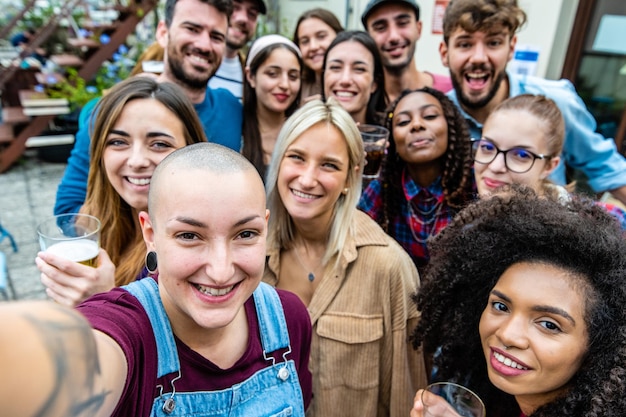 grote selfie groep veel mensen rond een vrouw nemen een grote selfie van een multiraciale groep studenten h