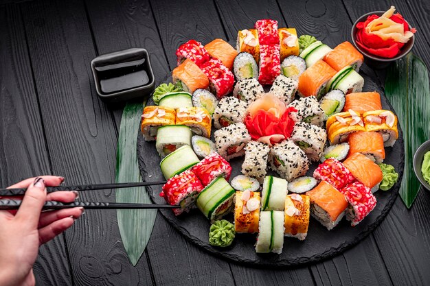 Grote set Aziatische gerechten Sushi en broodjes op een donkere achtergrond