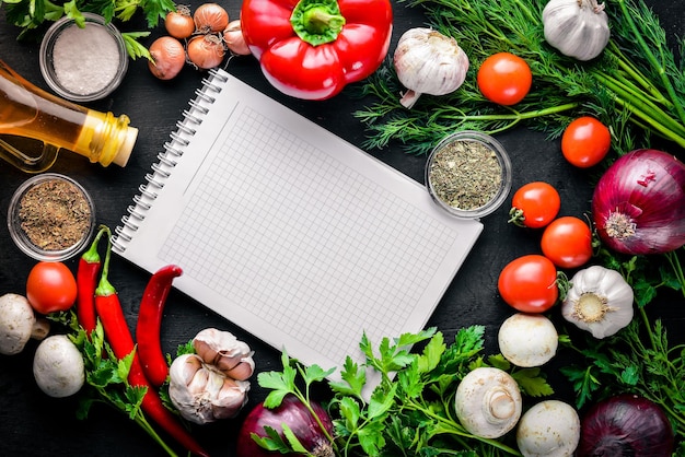 Grote set biologisch voedsel Verse rauwe groenten Op een zwart schoolbord