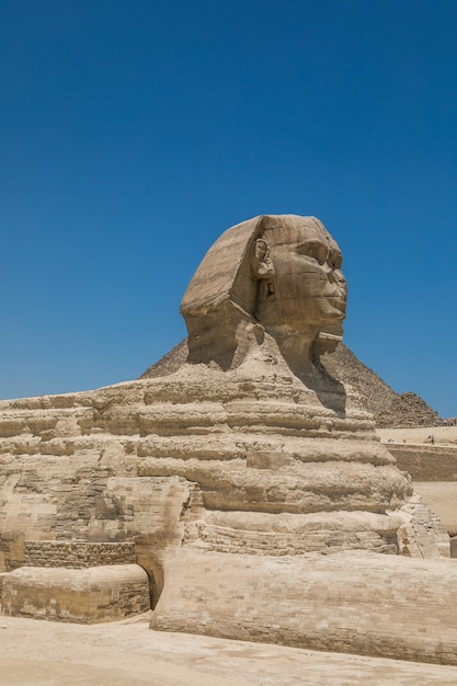 Grote sfinx en piramides van het oude Egypte in Gizeh, Caïro