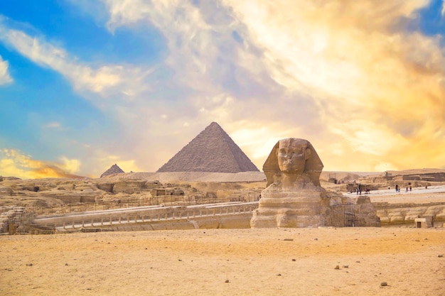 Grote Sfinx tegen de achtergrond van de Grote piramides in Giza, Egypte