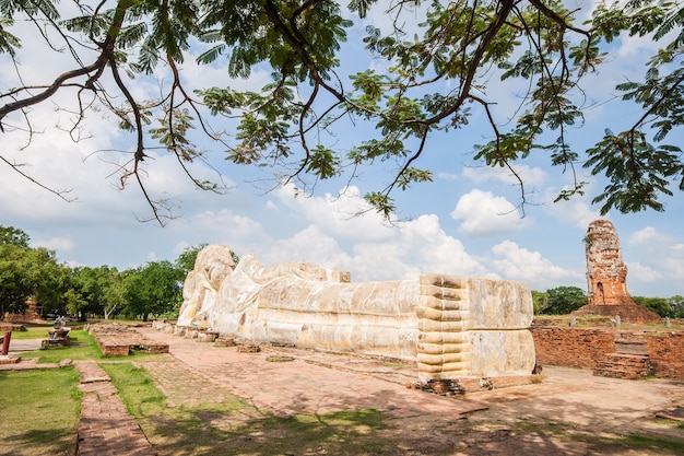 Grote slapende Boeddha op wat Lokaya Suttharam in Ayuthaya, Thailand.