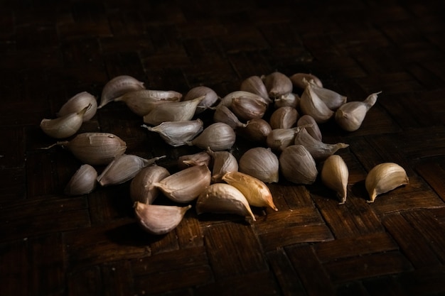 Grote stapel biologische teentjes knoflook