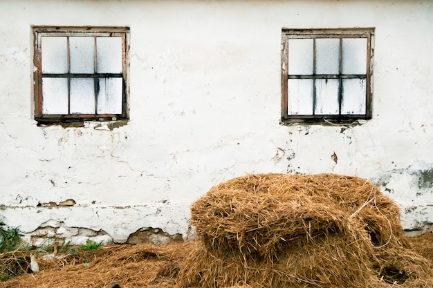 Grote stapel droog hooi op een boerderij