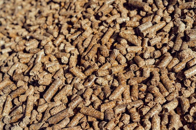 Foto grote stapel gecomprimeerde eco houtpellets korrels