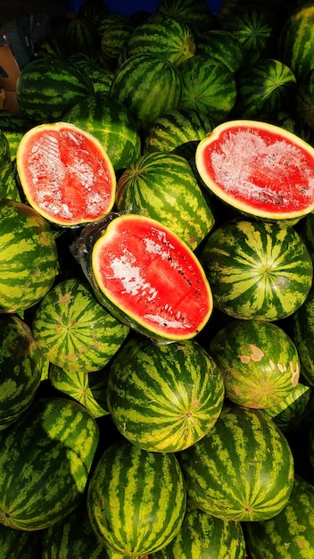 grote stapel groene gestreepte watermeloenen in een markt