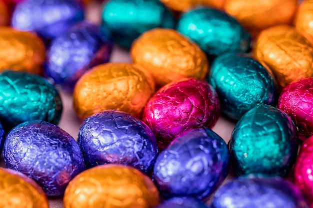 Grote stapel van kleurrijke verpakte chocolade paaseieren glanzende feestelijke pasen concept gelukkige pasen close-up