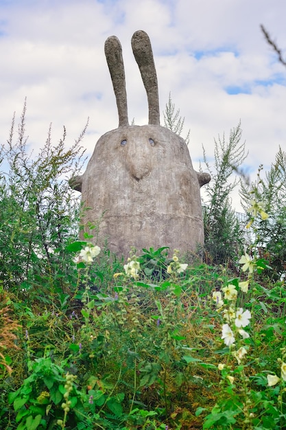 Grote stenen haas in het gras