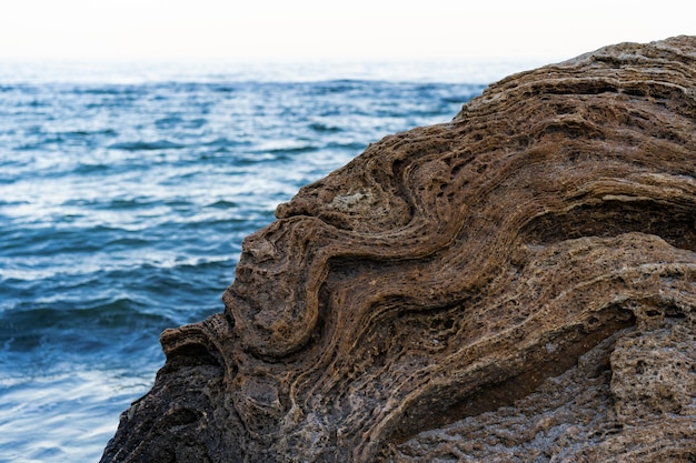 Grote stenen kliffen aan de kust van de zee