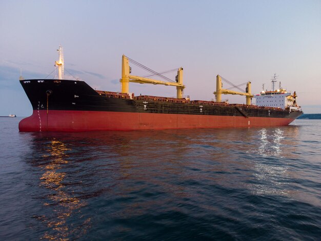 Grote stukgoederen tanker bulkcarrier luchtfoto 's nachts