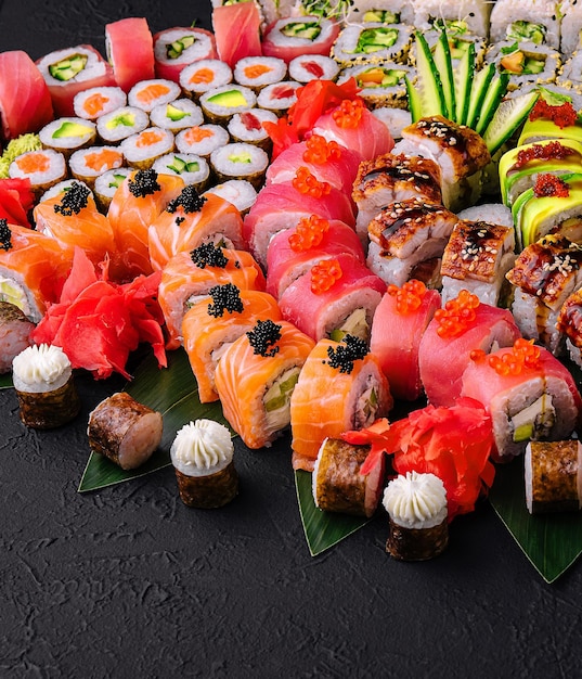 Grote sushi set geschoten van bovenaf op een zwarte achtergrond