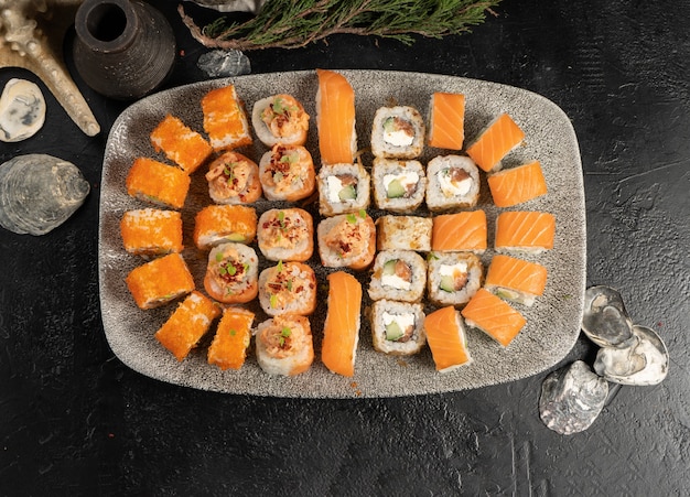 Grote sushi set van broodjes en nigiri met zalm en vliegende vis kaviaar