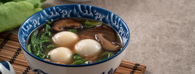 Grote tangyuan yuanxiao eten met hartige soep in Taiwan