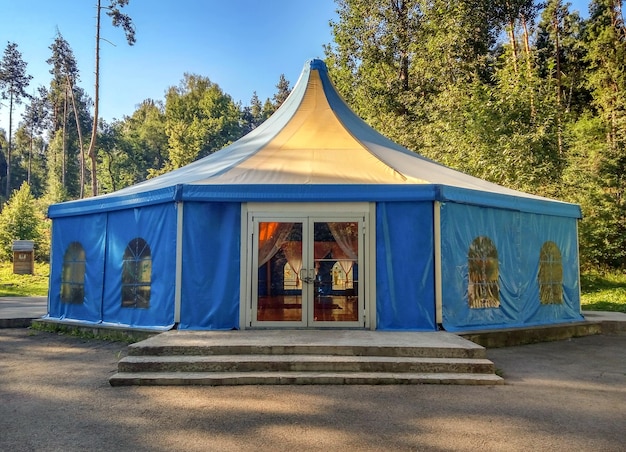 Grote tent in het bos