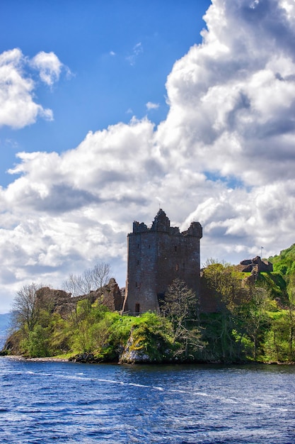 Grote toren van urquhart castle in loch ness in schotland. loch ness is een stad in de hooglanden in schotland in het verenigd koninkrijk.