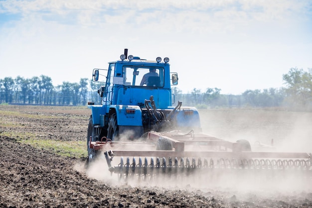 Grote tractor aan het werk in het veld