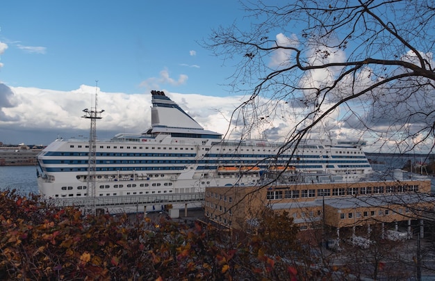 grote veerboot in de haven van Helsinki