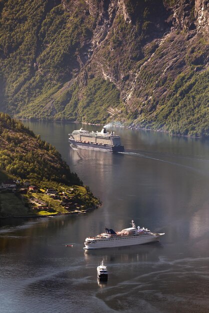 Grote veerboot in de mooiste Geirangerfjord van Noorwegen