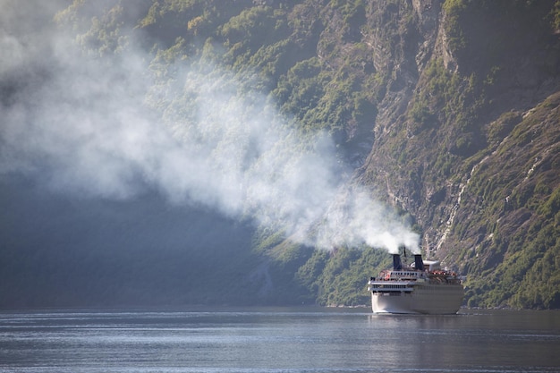 Foto grote veerboot in de mooiste geirangerfjord van noorwegen