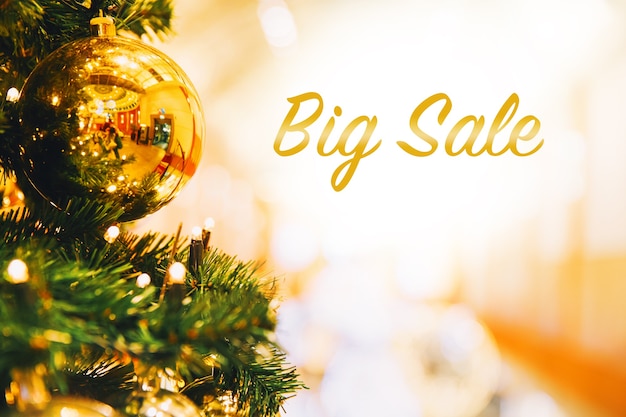 Foto grote verkoop gouden kerstballen die aan een kerstboom hangen