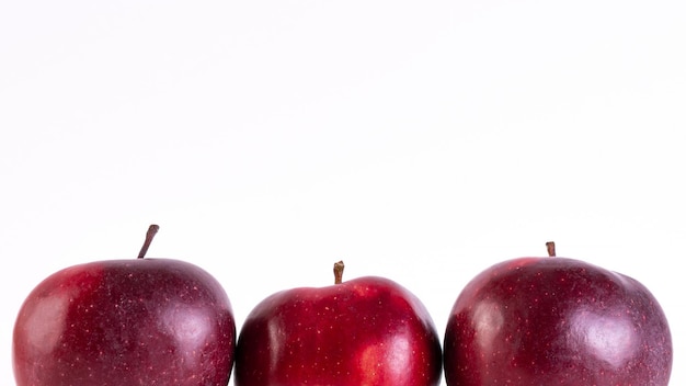 Grote verse rode appels op witte achtergrond