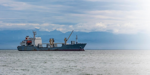 Grote vracht containerschip zeilen