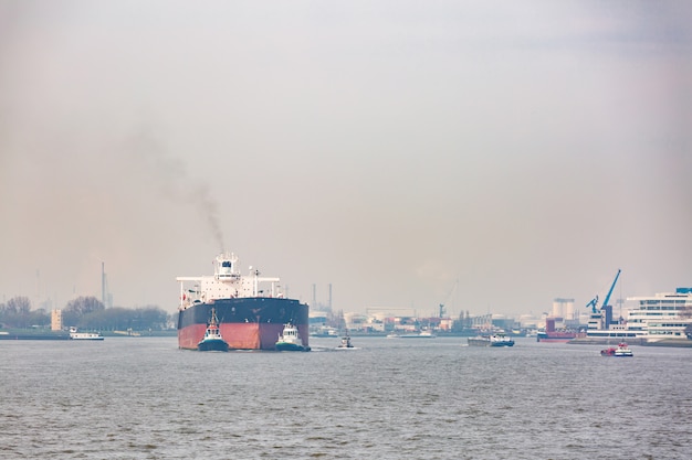 Grote vrachtcontainersboot