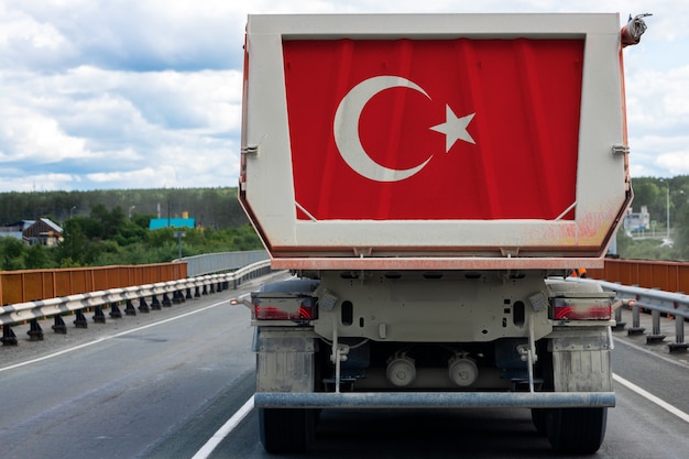 Grote vrachtwagen met de nationale vlag van Turkije op de snelweg,