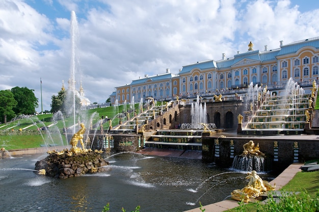 Grote waterval. Peterhof paleis. Sint-Petersburg, Rusland