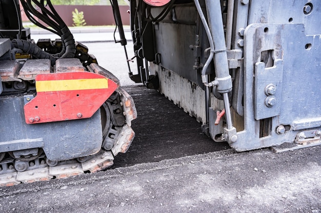Grote wegfreesmachine verwijdert het oude asfalt en laadt