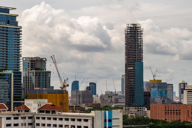 Grote werkende bouwkranen die werken aan het bouwen van hoogbouw in Bangkok Thailand