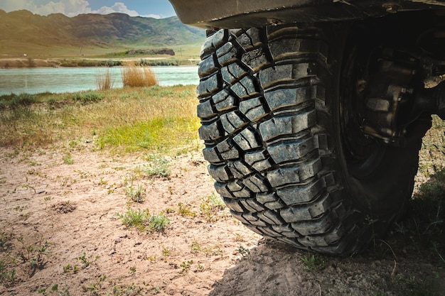 Grote wiel 4x4 SUV met agressief profiel op een reis in het wild