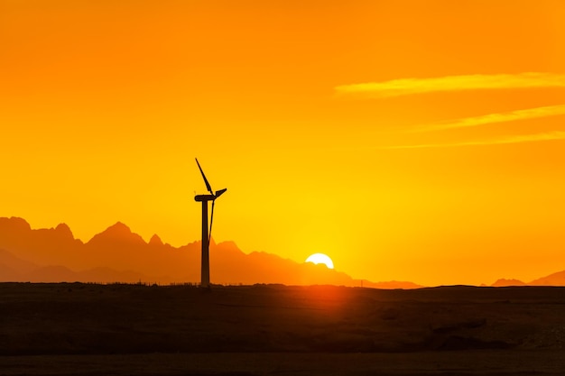 Grote windturbines in de woestijn tegen bergen