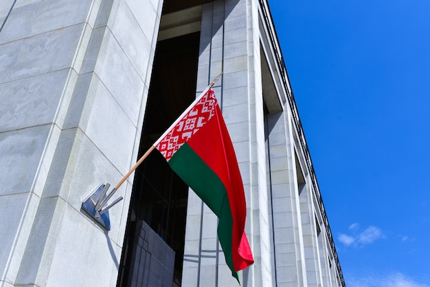 Grote Wit-Russische vlag op de muur van het Paleis van de onafhankelijkheid
