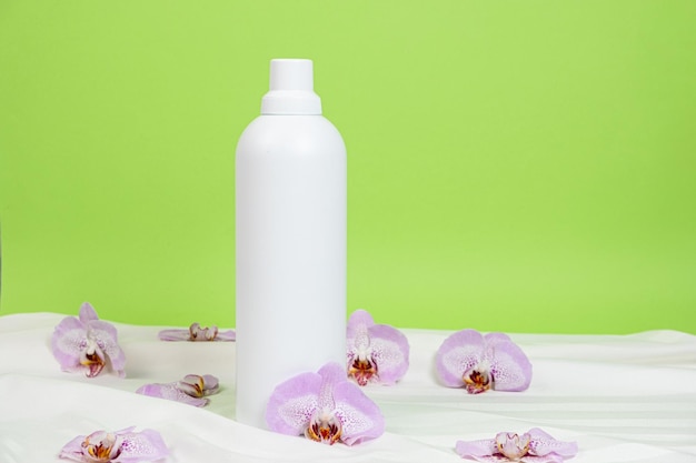 Grote witte plastic fles voor huishoudelijke chemicaliën op groene achtergrond ruimte voor tekst