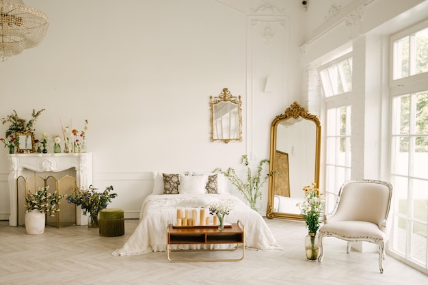 Grote witte slaapkamer met grote ramen mooi licht interieur