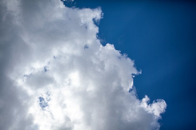 Grote witte wolken in een blauwe luchtclose-up er is een plaats voor de tekst