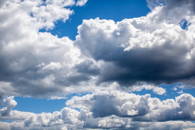 Grote witte wolken in een close-up van de blauwe hemel. Er is een plaats voor de tekst. Het concept van reinheid in de natuur en zorg voor de natuur