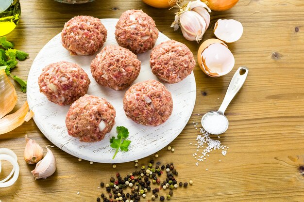 Grote zelfgemaakte Italiaanse gehaktballen koken voor het avondeten.