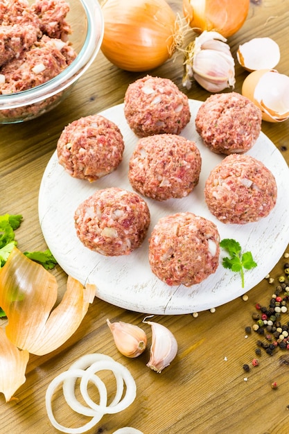 Grote zelfgemaakte Italiaanse gehaktballen koken voor het avondeten.