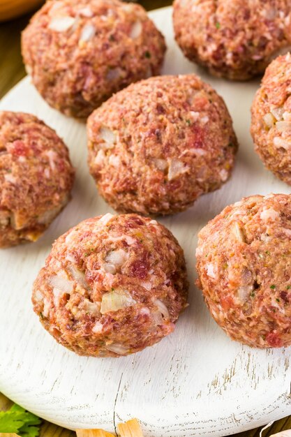 Grote zelfgemaakte Italiaanse gehaktballen koken voor het avondeten.