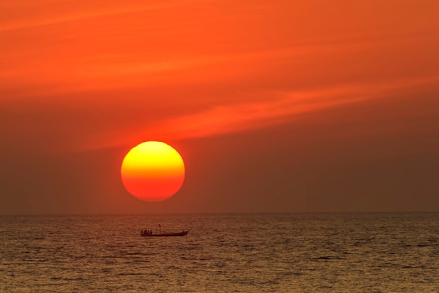 Grote zon over een boot op de zee