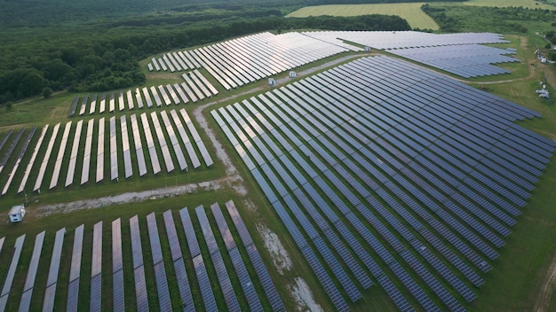 Grote zonne-energiecentrale op een groene weide luchtfoto