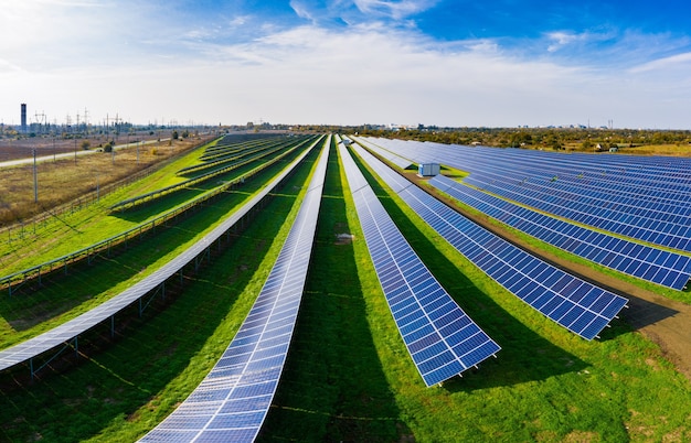 Grote zonne-energiecentrale op een pittoresk groen veld in Oekraïne